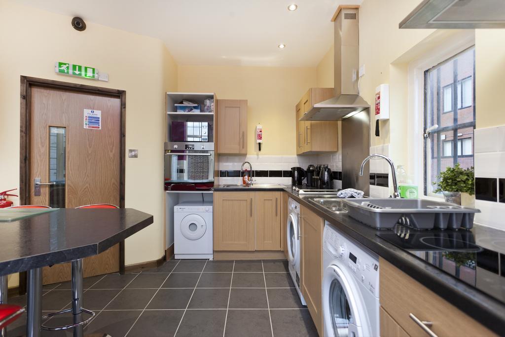 Emporium Apartments - Nottingham City Centre - Your Own 7 Bedrooms Apartment With 3 Bathrooms And Full Kitchen - "Cook As You Would At Home" - Opposite Victoria Centre Shopping Centre - Outdoor Parking For Cars Or Vans At Five Pounds A Day Room photo